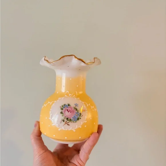 vintage Fenton Art Glass "Charleton" bud vase - Picture 2 of 2